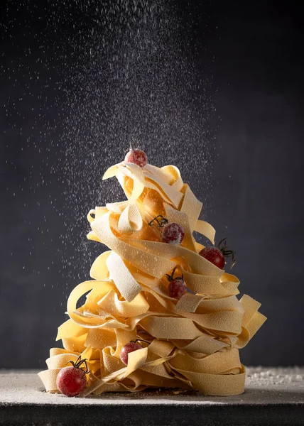 Erişte ve kirazdan yapılmış Noel ağacı domatesler