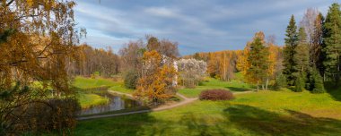 Sonbahar manzarası. Çıplak ve renkli ağaçlar, tepe tepe manzarası, bir kule, çok güzel bir arka plan. Doğal boyalar. Güzel manzara. Yatay çerçeve. Panorama.