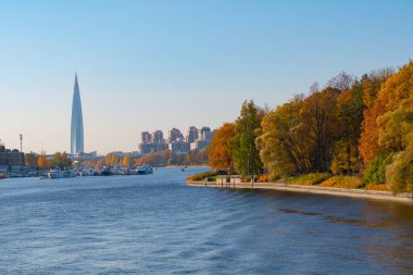 Saint-Petersburg 'da. - Rusya. Sonbahar parkından Lakhtinsky sızıntısı seti manzarası. St. Petersburg 'un modern mimarisi.