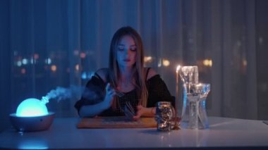 Ruhani odada tarot kartları okuyan bir kadın..