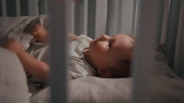 Matka kładzie dziecko spać, nowonarodzona matka kładzie kołyskę do snu i przykrywa kocem — Wideo stockowe