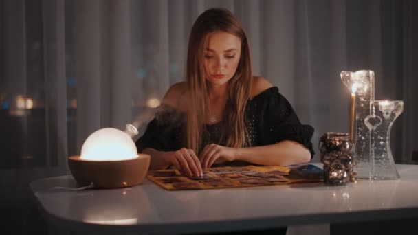 Женщина читает карты Таро в духовной комнате. — стоковое видео