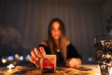 Ruhani odada tarot kartları okuyan bir kadın..