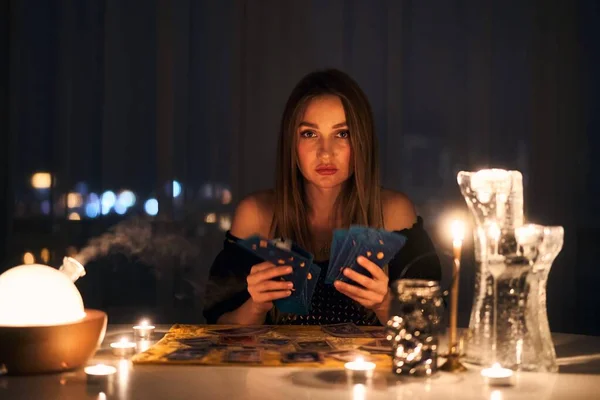 Ruhani odada tarot kartları okuyan bir kadın..