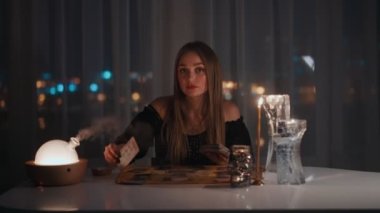 Ruhani odada tarot kartları okuyan bir kadın..