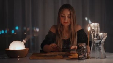 Ruhani odada tarot kartları okuyan bir kadın..