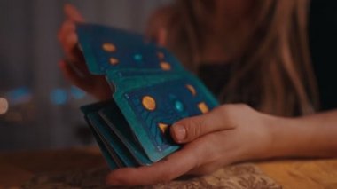 Falcı kadın elleri ve tarot kartları..