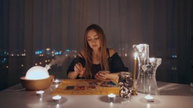 Çingene falcı tarot kartları karıştırıyor. Sihirli pagan kaderi okuma ritüeli.