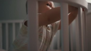 Anne bebeği uyutur, yeni doğan anne beşiği yatırır ve battaniyeyle örtüyü örtür.