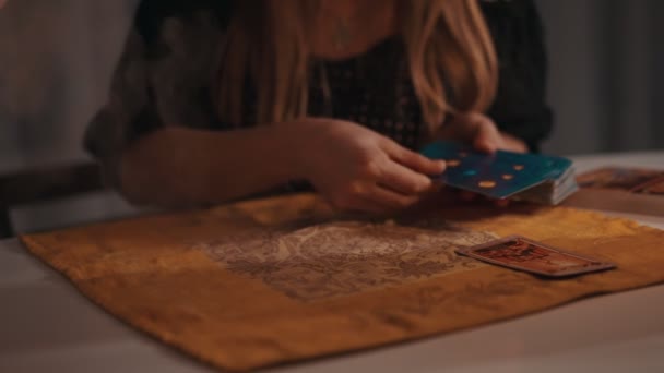 Fortune caissier mains féminines et cartes de tarot. — Video