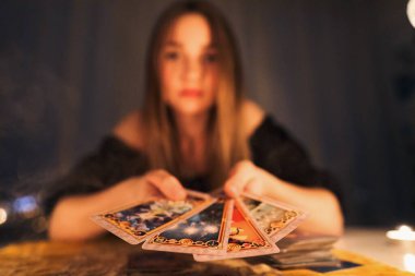 Ruhani odada tarot kartları okuyan bir kadın..