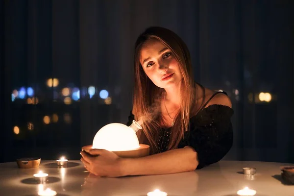 Femme lecture de cartes de tarot dans la salle spirituelle. — Photo