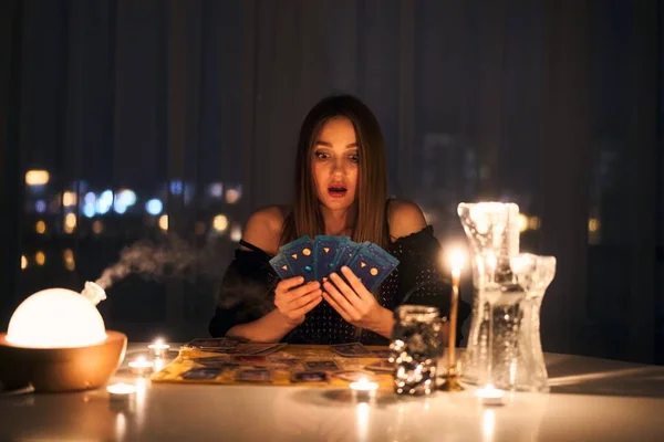 Ruhani odada tarot kartları okuyan bir kadın..