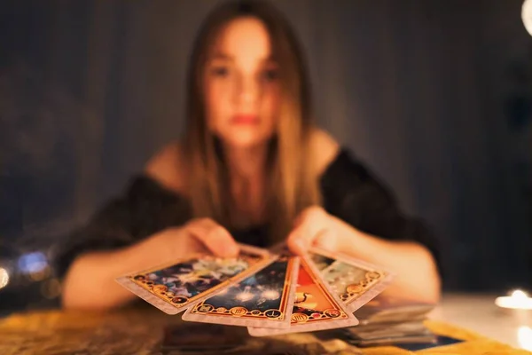 Ruhani odada tarot kartları okuyan bir kadın..