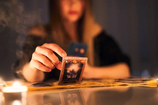 Femme lecture de cartes de tarot dans la salle spirituelle. — Photo