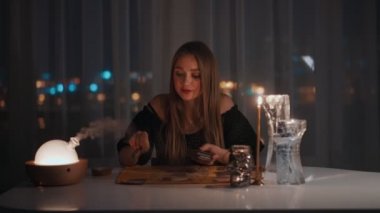 Çingene falcı tarot kartları karıştırıyor. Sihirli pagan kaderi okuma ritüeli.