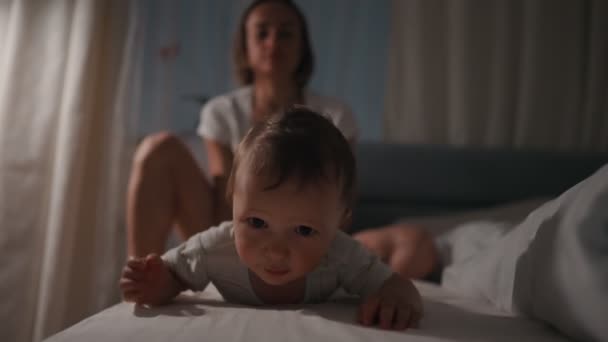 밤에 아기를 돌보고 있는 갓난아기를 부드럽게 달래 주는 어머니의 아기를 안고 있는 어머니 — 비디오