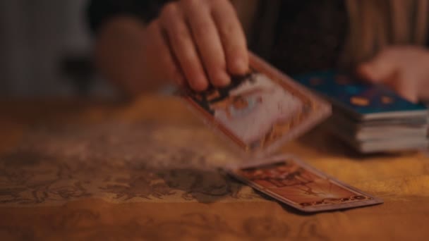 Nő olvasás tarot kártyák spirituális szobában. — Stock videók