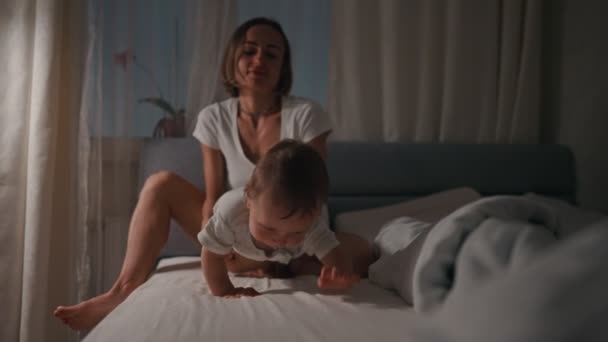 Madre sosteniendo al bebé suavemente calmando al bebé calmando a su madre recién nacida cuidando al niño por la noche — Vídeo de stock