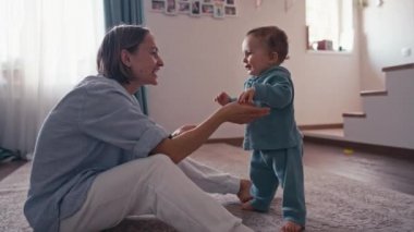 Kafkas bebek yürümeyi öğreniyor. Annesinin evine ilk adımını atıyor. Bebek çocuk çıplak ayakla yerde yürüyor. Sevimli erkek bebek yürümeyi öğreniyor. İlk adımlar bebeğim.