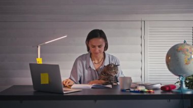 Evde çalışan stresli bir anne, karantina konsepti..