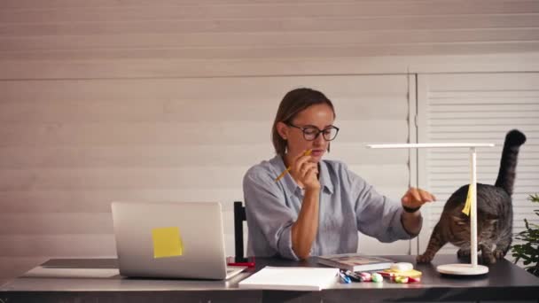 Femme écrivant des notes parlant sur le travail à distance de téléphone portable à partir du bureau à la maison pendant le verrouillage covid — Video