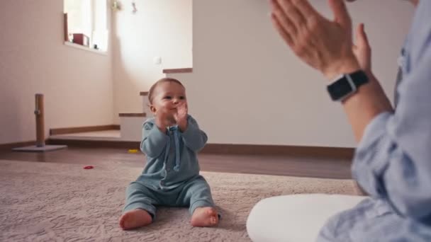 Feliz caucásico familia madre y lindo niño hijo aprender a aplaudir manos tener divertido disfrutando dulce momentos juntos — Vídeos de Stock