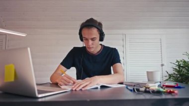 Çevrimiçi uzaktan öğrenme. Bilgisayarlı okul çocukları. Öğrenci çocuk dizüstü bilgisayar kullanıyor. Ev konseptinden online alışveriş, bağlantı, iş veya öğrenim
