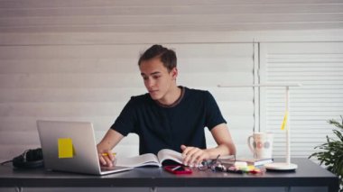 Çevrimiçi uzaktan öğrenme. Bilgisayarlı okul çocukları. Öğrenci çocuk dizüstü bilgisayar kullanıyor. Ev konseptinden online alışveriş, bağlantı, iş veya öğrenim