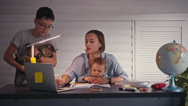 Gestresste Mutter mit kleinen Kindern, die im Homeoffice arbeitet, Quarantäne-Konzept. — Stockvideo