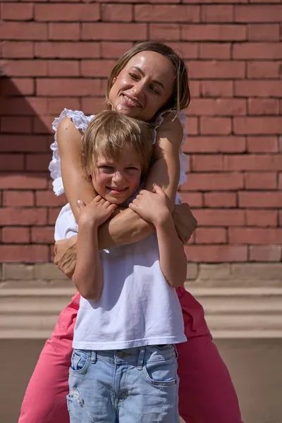 어머니와 두 아이 시티 센터에서 도보. — 스톡 사진