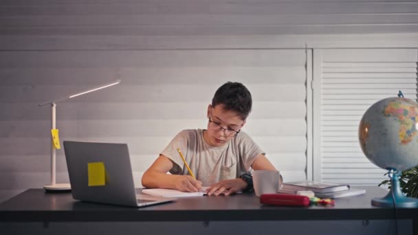 Back to School, Online-Lernen, Fernunterricht, Ausbildung zu Hause, Technologie für Schüler, Business-Konferenz. Kinder machen Hausaufgaben zu Hause — Stockvideo