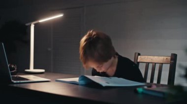 Okula dönüş, çevrimiçi öğrenme, uzaklık dersi, evde eğitim, okul çocuğu için teknoloji. Çocuklar evde ödev yapıyor.