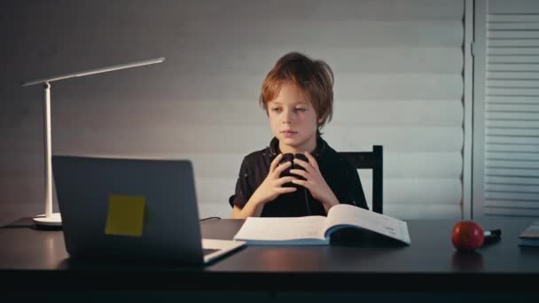 Regreso a la escuela, aprendizaje en línea, lección a distancia, educación en el hogar, tecnología para escolares. Niños haciendo deberes en casa — Vídeo de stock