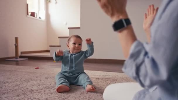 Ibu keluarga Kaukasia yang bahagia dan anak laki-laki yang lucu belajar bagaimana bertepuk tangan menikmati saat-saat indah bersama — Stok Video