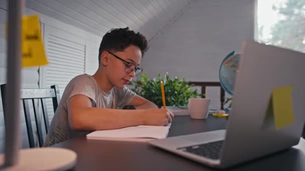 다시 학교로 돌아가서, 온라인 학습, 거리 학습, 가정 교육, 학생을 위한 기술, 비지니스 컨퍼런스. 아이들은 집에서 숙제를 한다 — 비디오