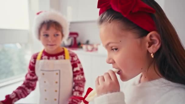 Szczęśliwe dzieci dziewczyna i chłopiec robi domowe ciasto na Boże Narodzenie w jasnym domu wnętrza. Przygotowanie świąteczne — Wideo stockowe
