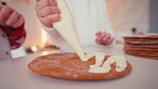 Gelukkige kinderen meisje en jongen het maken van zelfgemaakte taart voor Kerstmis in lichte huis interieur. Kerstvoorbereiding — Stockvideo