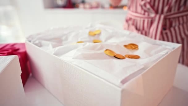 Retrato de vídeo 4k de dos niños pequeños y lindos comiendo dulces de Navidad. Dulces artesanales de chocolate hechos a mano en manos de niños. Hermano comiendo dulces cerca del árbol de Navidad — Vídeos de Stock