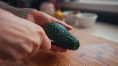 Sebze salatası hazırlayan tanınmamış bir kadın, sürdürülebilir yaşam tarzı. Avokado doğrayan kadın elleri
