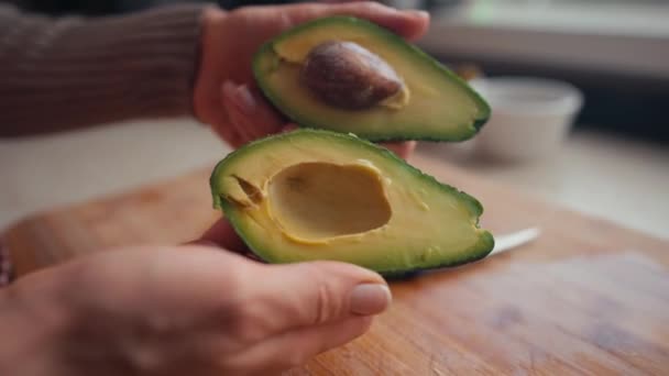 Donna irriconoscibile che prepara insalata di verdure, stile di vita sostenibile. Mani femminili che tagliano avocado — Video Stock