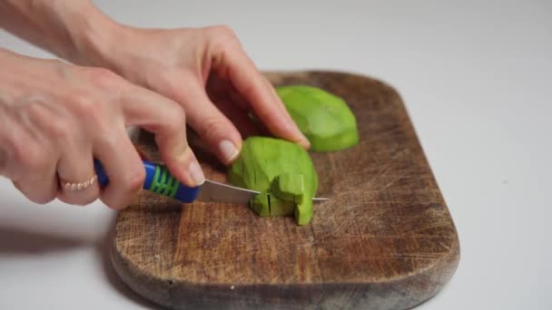 Unrecognizable woman preparing vegetable salad, sustainable lifestyle. Female hands chopping avocado — Wideo stockowe