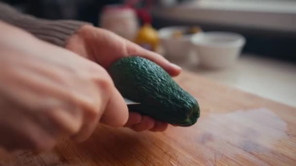 Unrecognizable woman preparing vegetable salad, sustainable lifestyle. Female hands chopping avocado — Vídeo de Stock