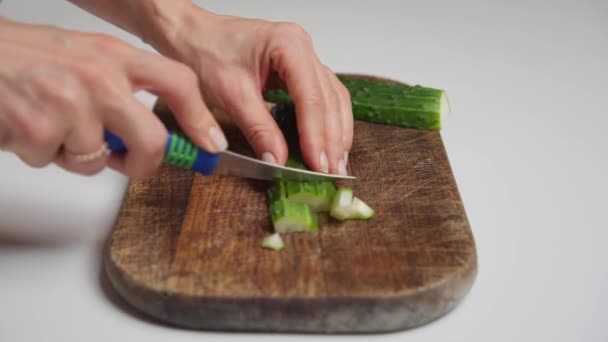 Woman cuts vegetables on a cutting Board for cooking homemade vegetable salad. — Wideo stockowe