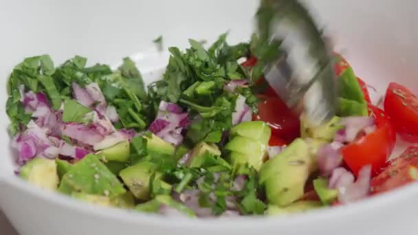 Frau schneidet Sellerie auf Schneidebrett zum Kochen von hausgemachtem Gemüsesalat. — Stockvideo