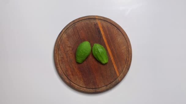 Unrecognizable woman preparing vegetable salad, sustainable lifestyle. Female hands chopping avocado — Stock Video