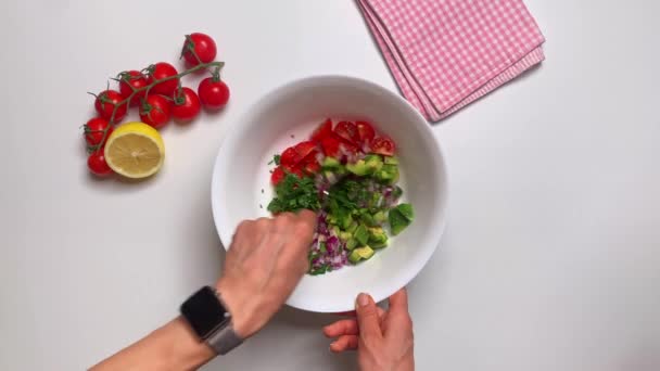 Mujer corta verduras en una tabla de cortar para cocinar ensalada de verduras casera. — Vídeos de Stock