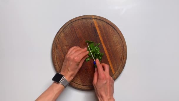 Donna taglia sedano su un tagliere per cucinare insalata di verdure fatta in casa. — Video Stock