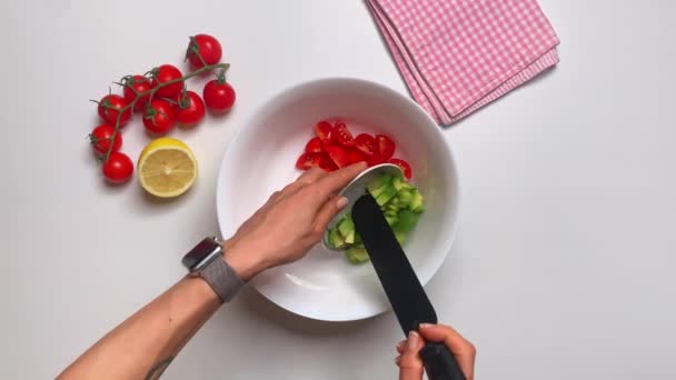 Vrouw snijdt groenten op een snijplank voor het koken van zelfgemaakte groente salade. — Stockvideo