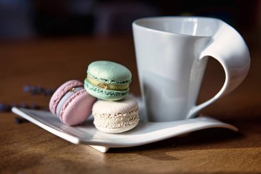 Tahta arka planda makarna ve bir fincan kahve..